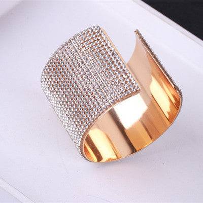 Close-up of a gold hair cuff adorned with crystals, perfect for securing locs, braids, and twists. Stylish and non-damaging hair accessory.