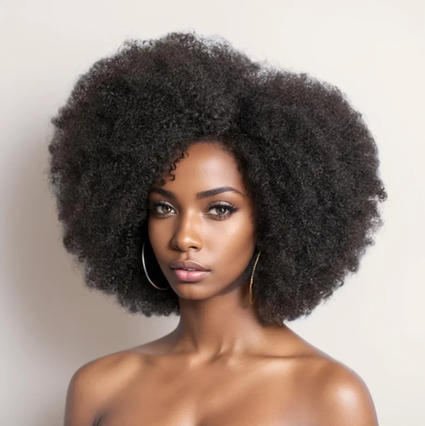 Vrouw met de Grote Zwarte Afro Pruik met Volume