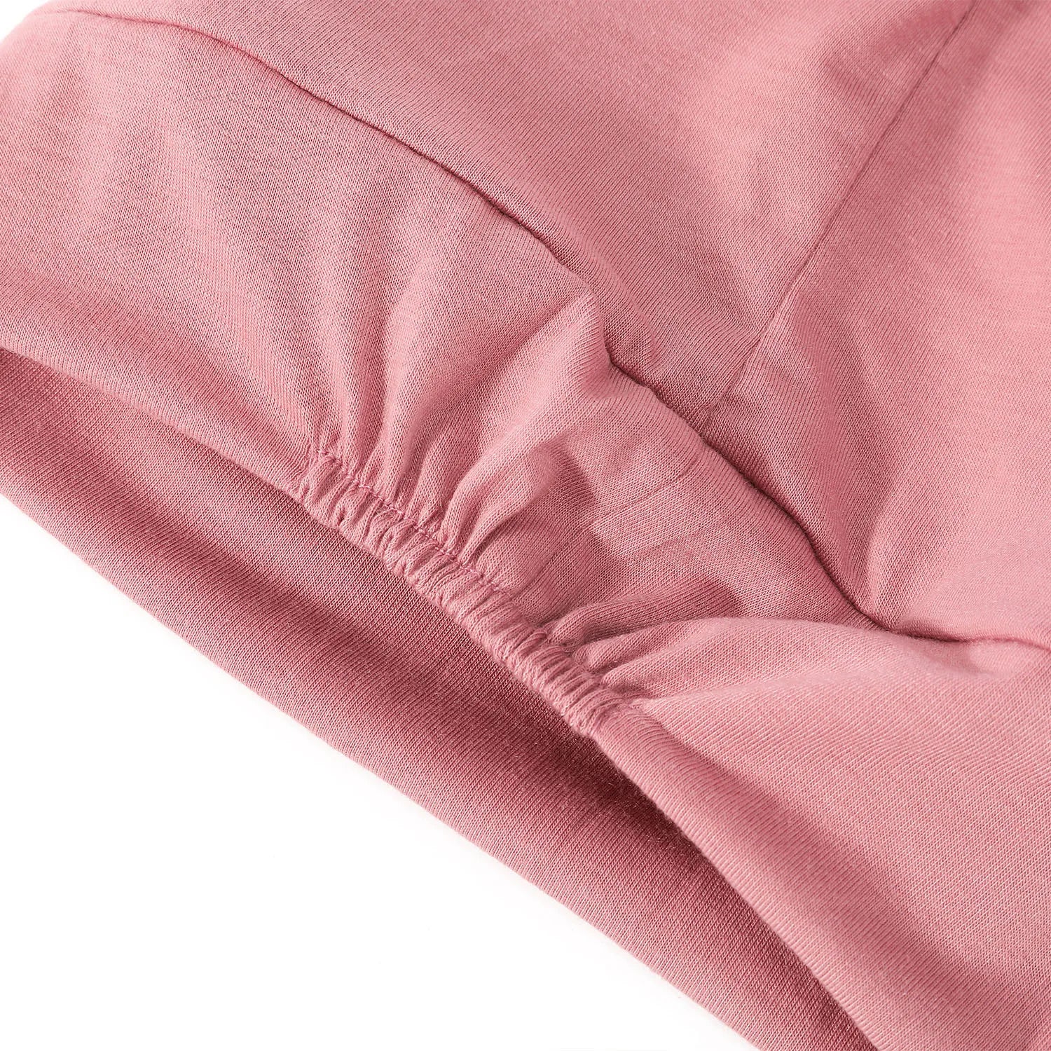 De Band van de Donkerroze Satijnen Bonnet met Binnenvoering van dichtbij te zien