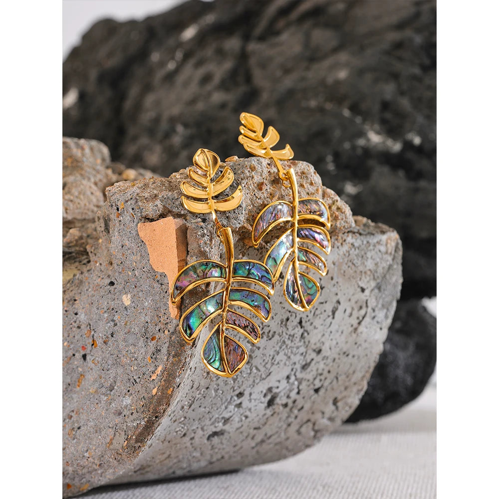 Goudkleurige Palmblad Oorbellen met Paua Shell Inlay