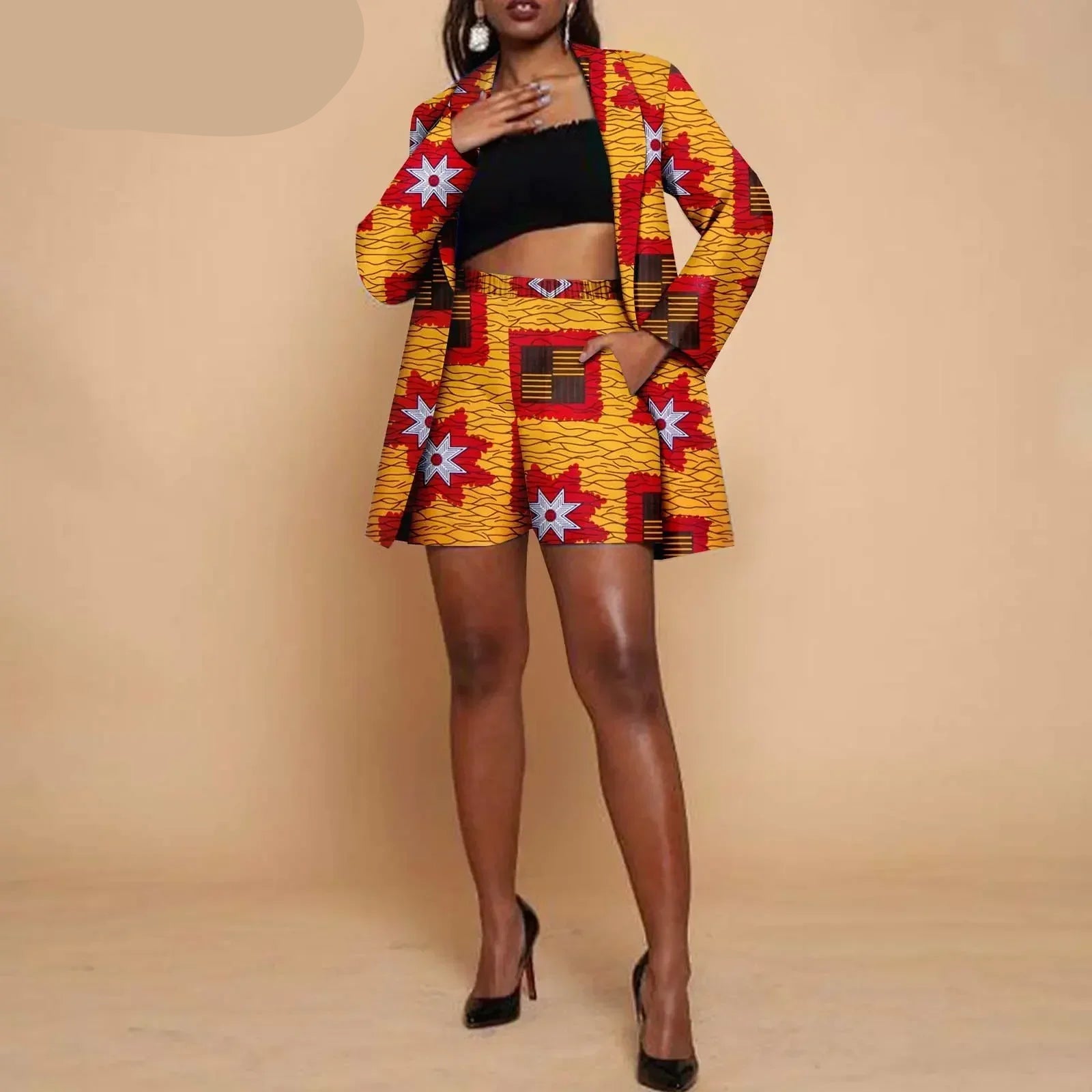 Tweedelige Ankara Set met een Blazer & Shorts in Geel, Rood en Wit