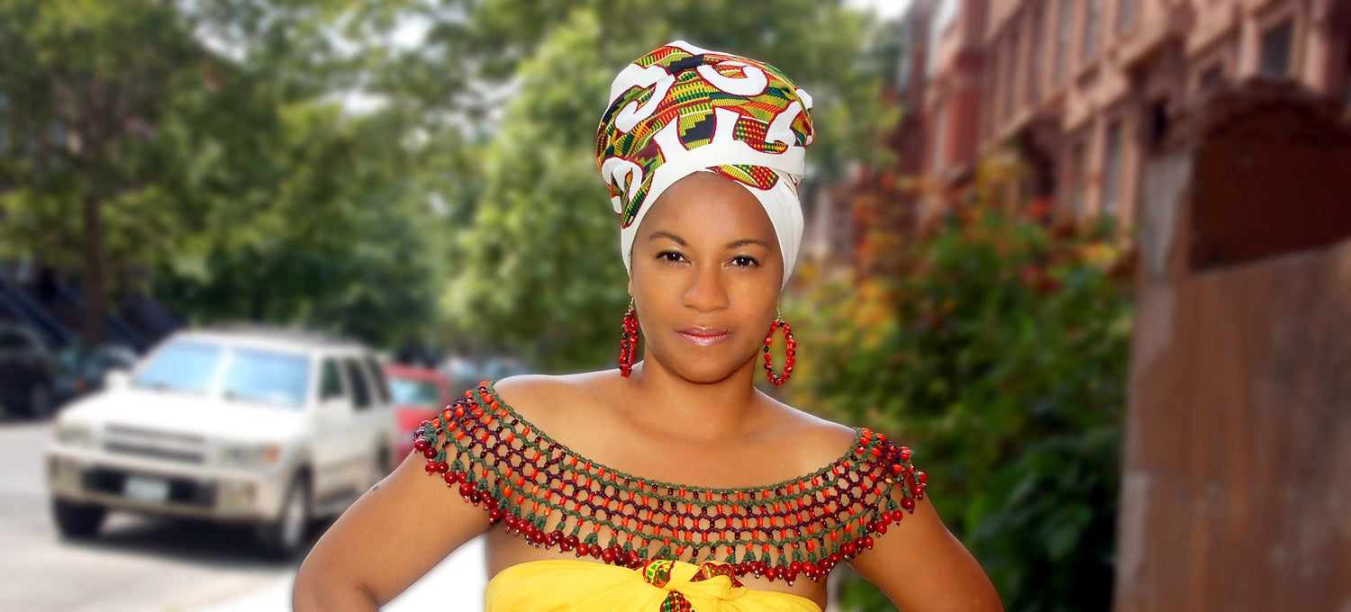 Surinaamse vrouw met een pangi en angisa Drs. Mireille Liong