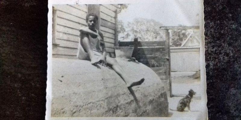 pa liong kroeshaarMijn vader Daisy Liong-A-Kong voor zijn ouderlijk huis aan de Nassylaan