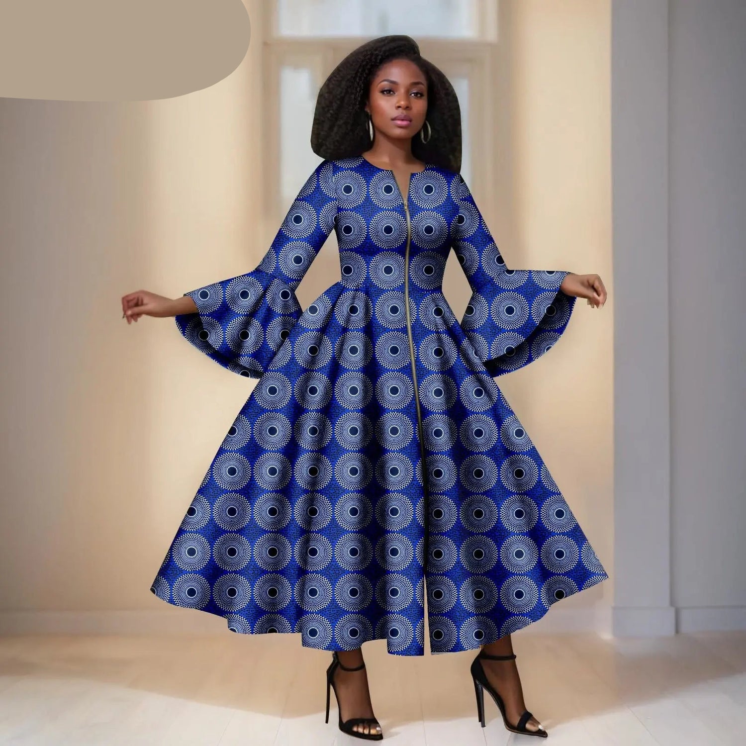 Donkerblauwe Ankara Jurk met Lichtblauwe Rondjes - Wijden Mauwen &amp; RitsDetail