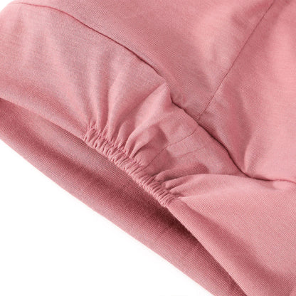 De Band van de Donkerroze  Satijnen Bonnet met Binnenvoering van dichtbij te zien