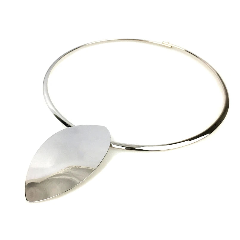 Goudkleurige Choker met Bladvormige Hanger
