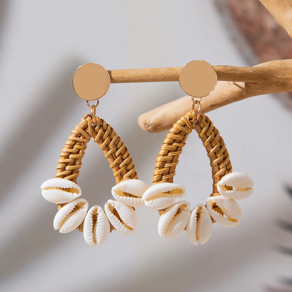 Handgemaakte Rotan &amp; Kauri-schelp Oorbellen | Boho Strand Sieraden | Gevlochten Rotan Hangers met Houten Kralen