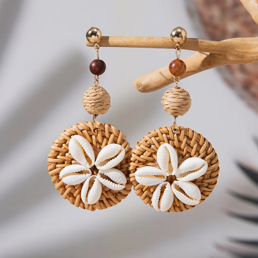 Handgemaakte Rotan &amp; Kauri-schelp Oorbellen | Boho Strand Sieraden | Gevlochten Rotan Hangers met Houten Kralen