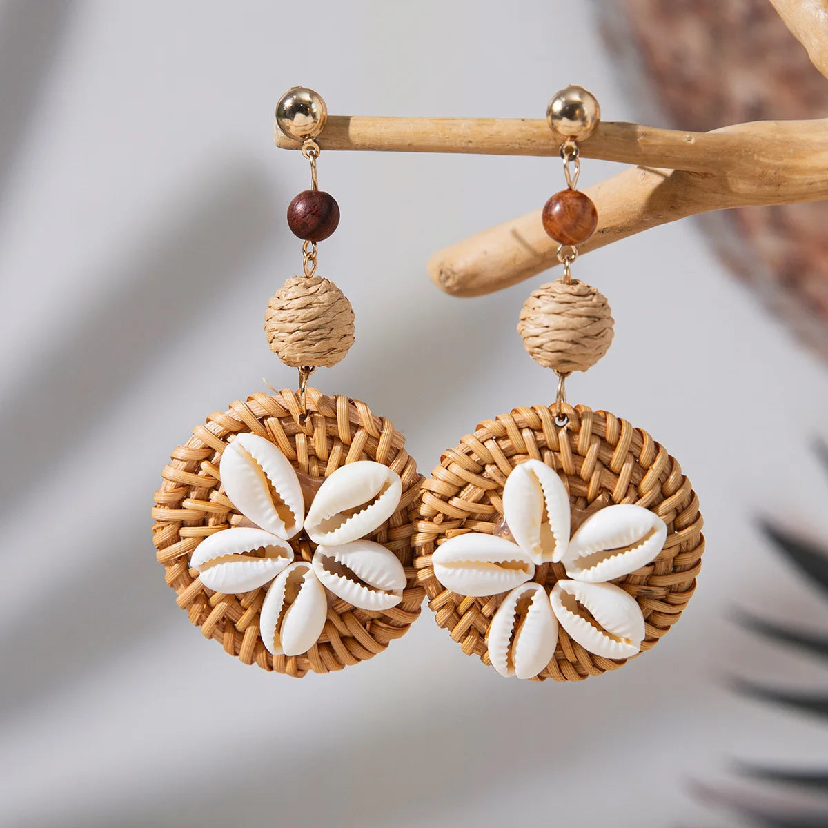 Handgemaakte Rotan &amp; Kauri-schelp Oorbellen | Boho Strand Sieraden | Gevlochten Rotan Hangers met Houten Kralen