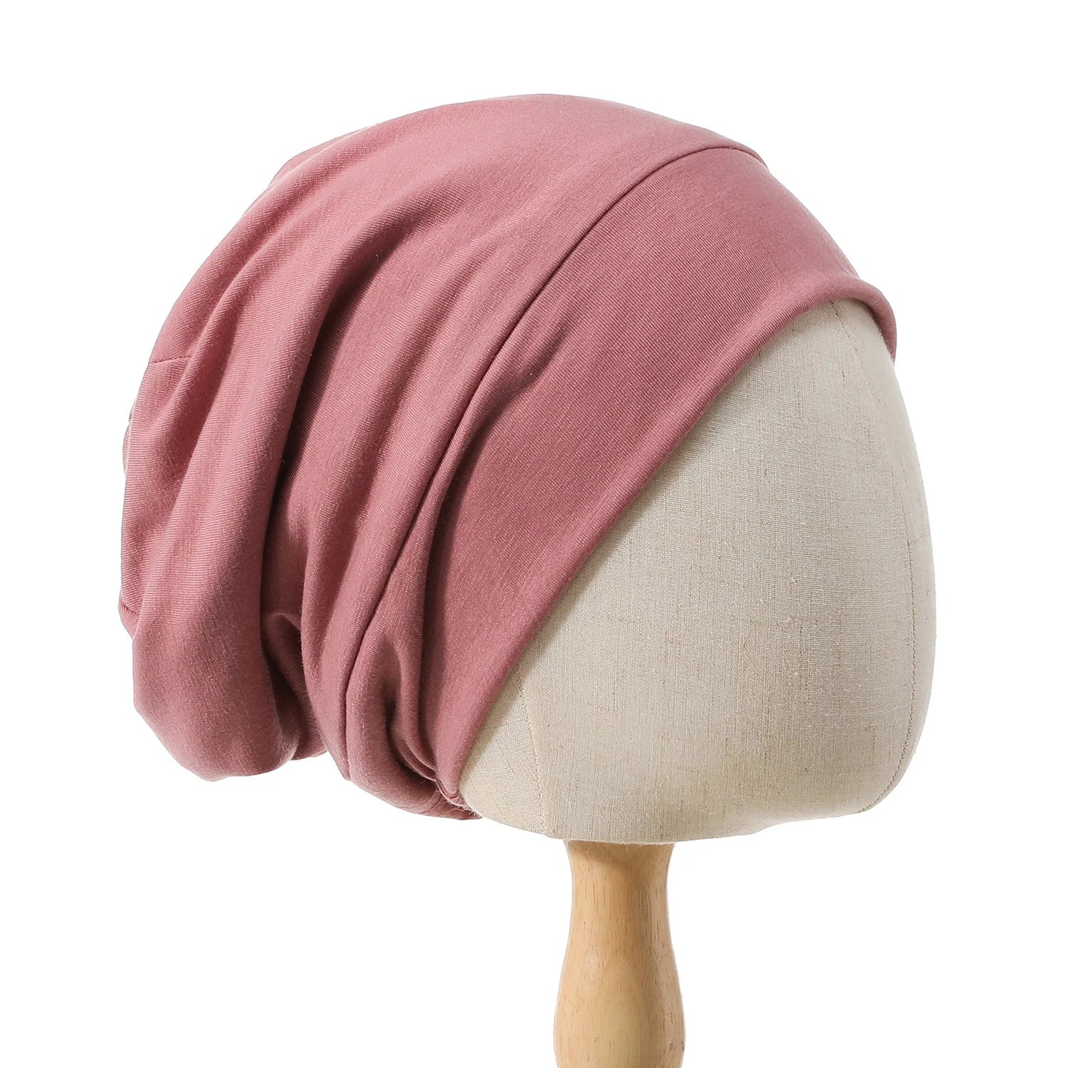 De Donkerroze Satijnen Bonnet met Binnenvoering iop een pop