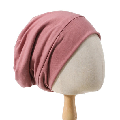 De Donkerroze Satijnen Bonnet met Binnenvoering iop een pop