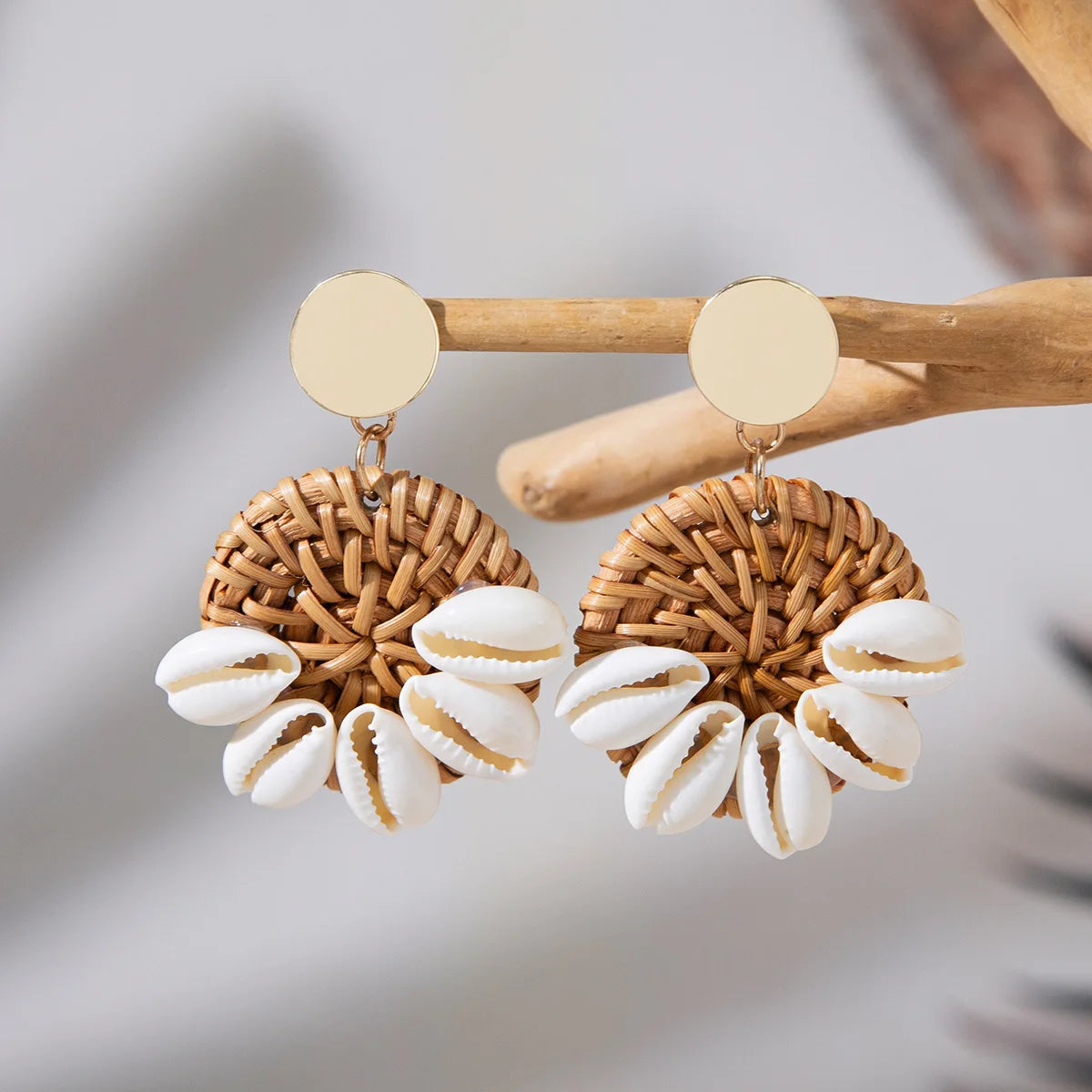 Handgemaakte Rotan &amp; Kauri-schelp Oorbellen | Boho Strand Sieraden | Gevlochten Rotan Hangers met Houten Kralen