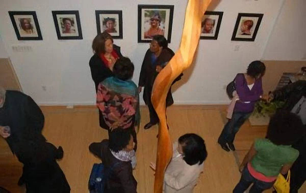 De allereerst kroeshaar kapsel tentoonstelling van BAD Hair Uprooted in Casa Frela in New York 