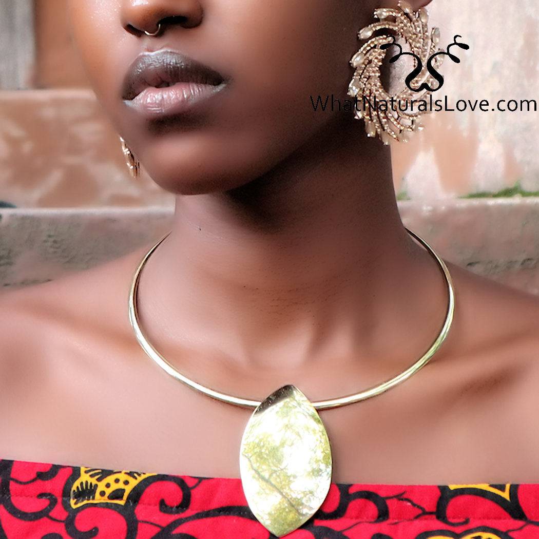 Goudkleurige Choker met Bladvormige Hanger