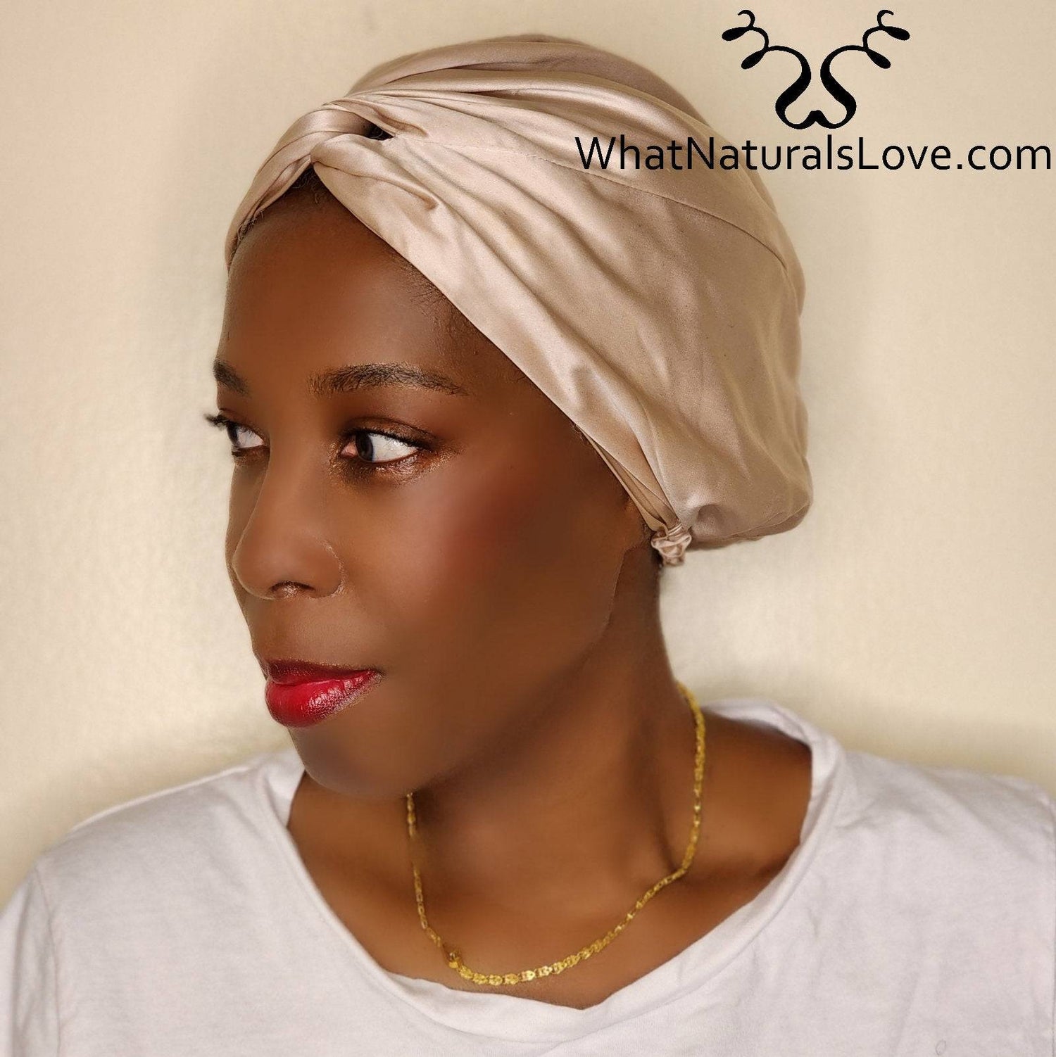 Silk Bonnet Amara De Luxe in beige, featuring a stylish twisted front design. Made from 100% Mulberry Silk for hair protection and comfort.